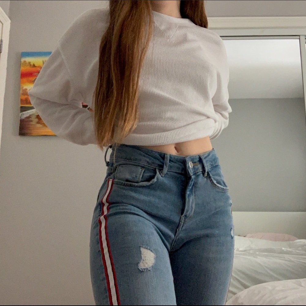 Zara Cropped, mid rise, lightly ripped jeans :)